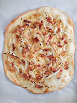  Tarte Flambée: Món bánh phẳng giòn tan của Alsace mang đến trải nghiệm hương vị độc đáo kết hợp giữa sự béo ngậy của kem và độ mặn của thịt xông khói!