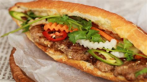  Bánh mì nướng kem bơ! Một món ăn đường phố kết hợp vị ngọt ngào của kem và độ giòn rụm của bánh mì.