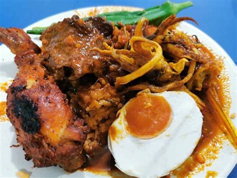  Nasi Kandar: Một Hỗn Hợp Vị Tăng Năng Thơm Lừng và Ngọt Mặn Đốn Tim Foodie